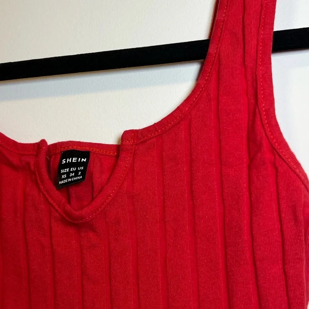 🔥 Red Ribbed Crop Top - Picture 2 of 3